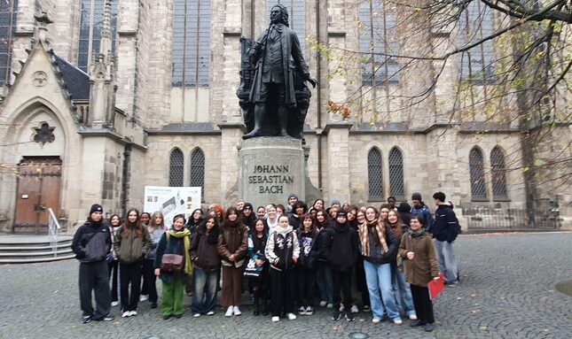 Le grand Jean-Sébastien, les élèves et les enseignants